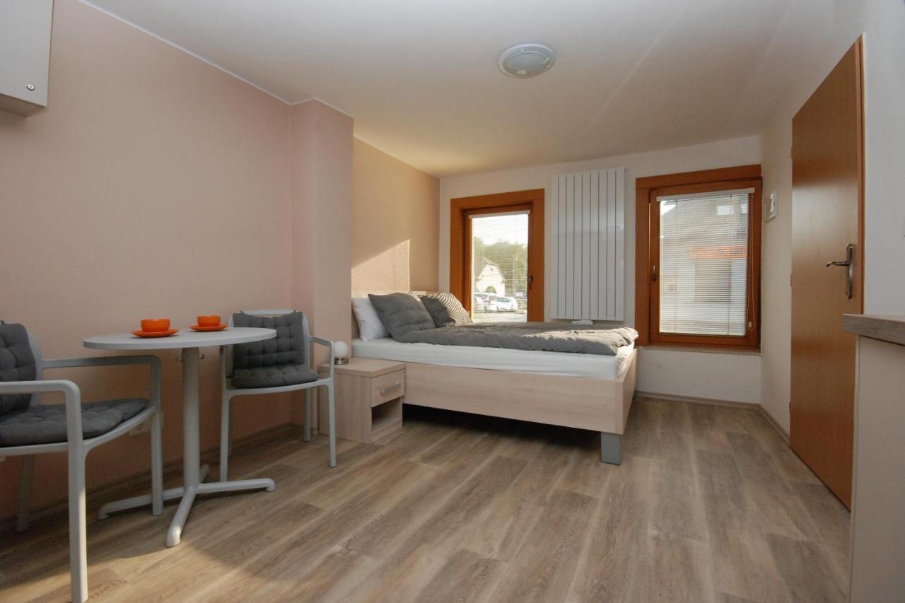 Apartman Mh Břeclav エクステリア 写真